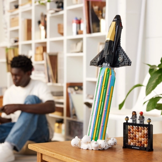 Navetta iconica in una dinamica posa di lancio