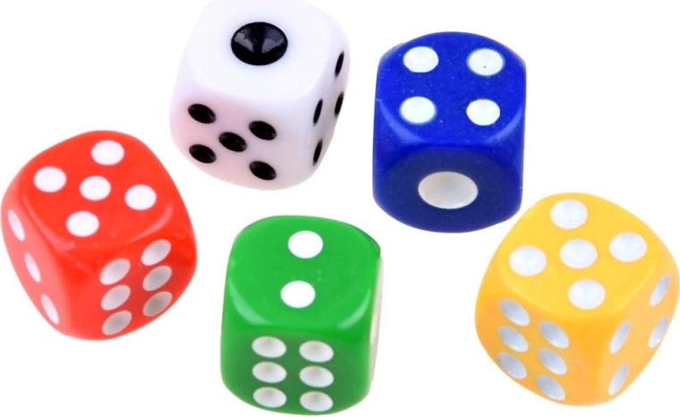 Cinque dadi da gioco colorati