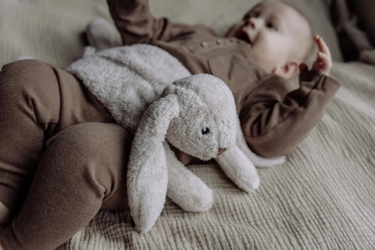 Morbido coniglietto in peluche da coccolare