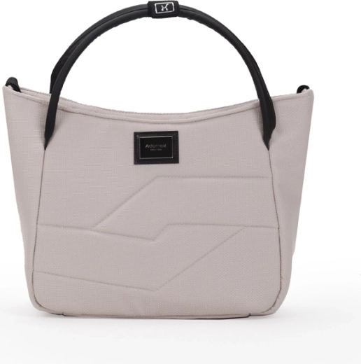 Ricchi accessori, inclusa una borsa elegante