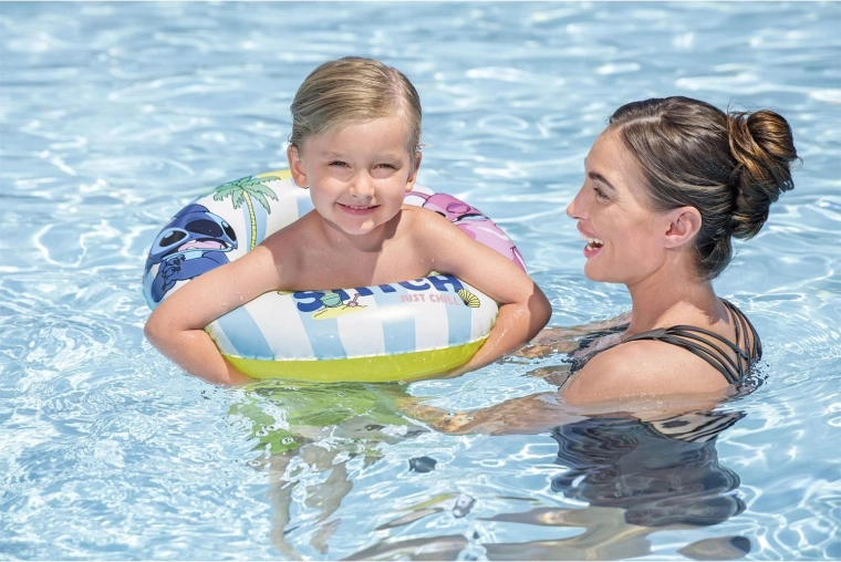 Leggero sostegno durante i giochi in acqua