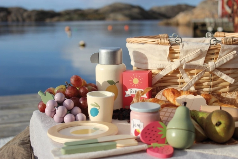 Cestino da picnic e coperta per giocare in casa e all’aperto