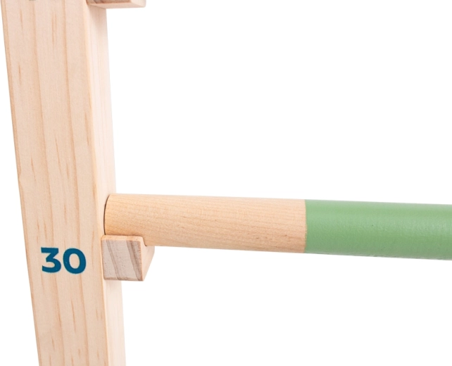Struttura in legno con aste colorate