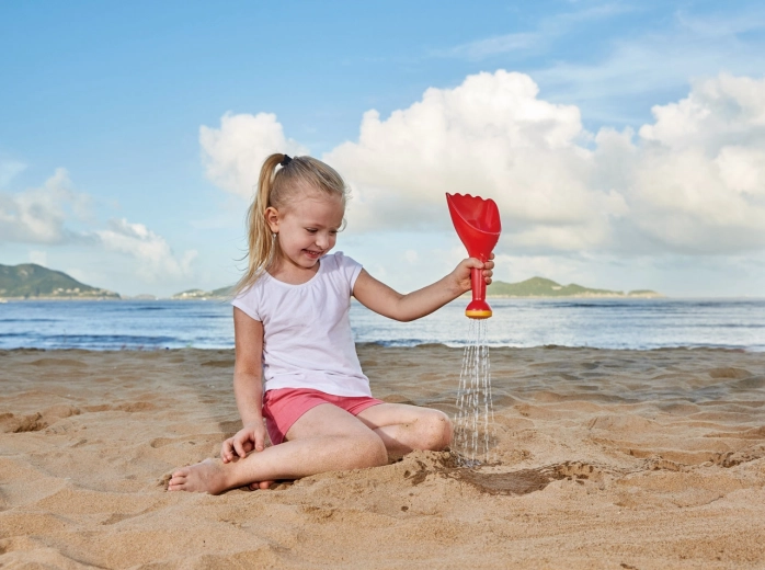 Divertimento con acqua e sabbia