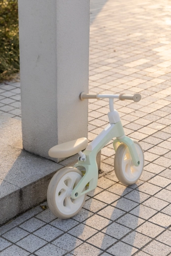 Sella e manubrio regolabili – una bici senza pedali che cresce con il bambino
