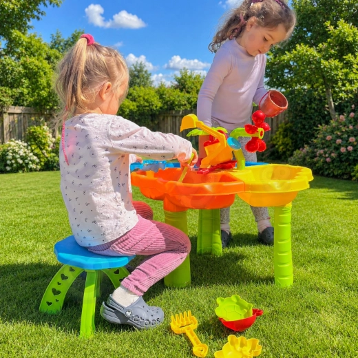 Gioco con acqua e sabbia