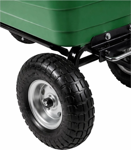 Quattro grandi ruote pneumatiche per ogni terreno