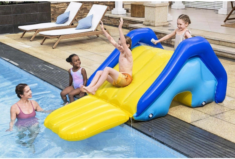 Divertimento proprio accanto alla piscina