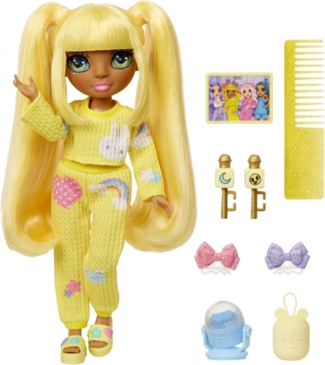 Pigiama giallo e lunghi capelli