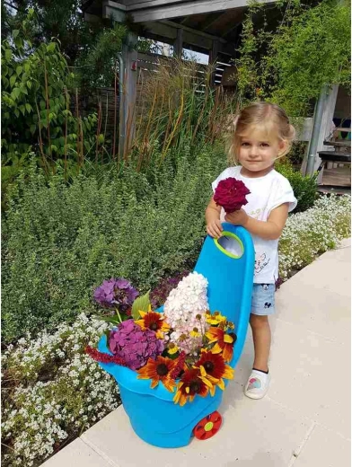 Divertimento e apprendimento in giardino e nella sabbiera