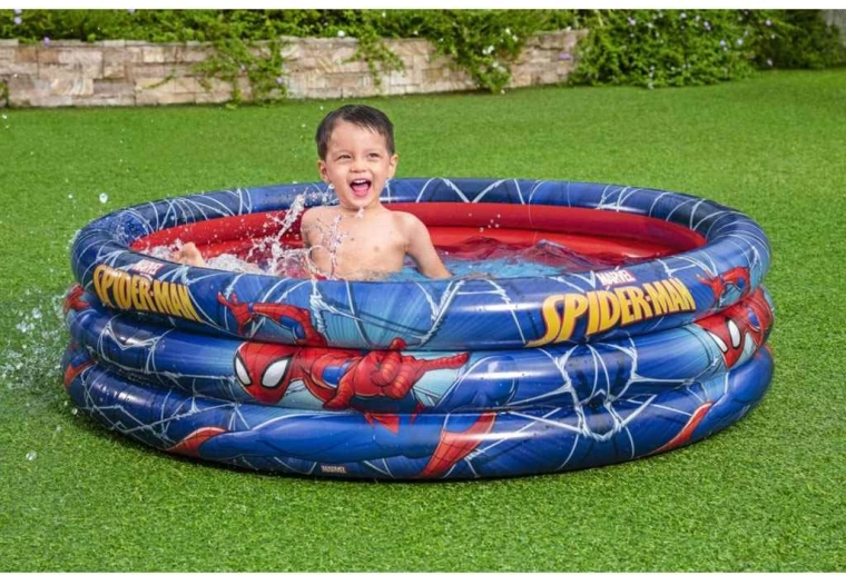 Divertimento e refrigerio in giardino
