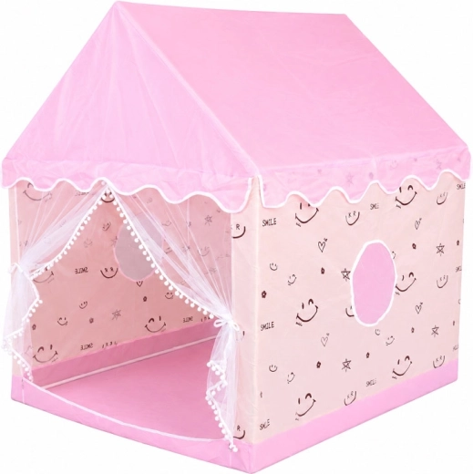 Design arioso con finestrelle e tendina