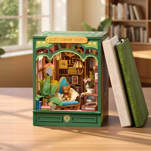 Studio miniaturizzato dettagliato tra i libri