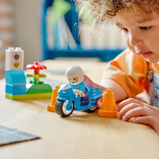 Gioco di fantasia con la poliziotta