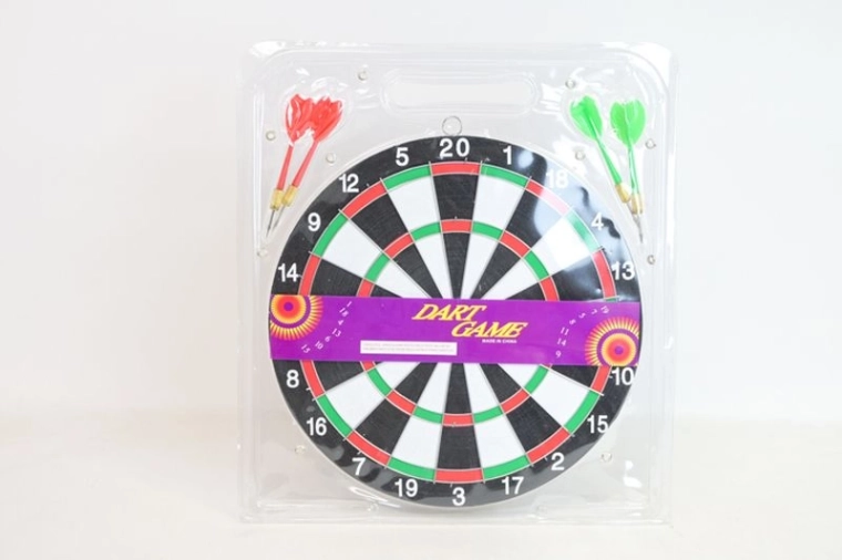 Bersaglio per freccette con freccette steel-tip