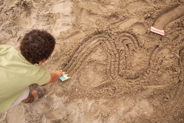 Divertimento creativo nella sabbiera e in spiaggia