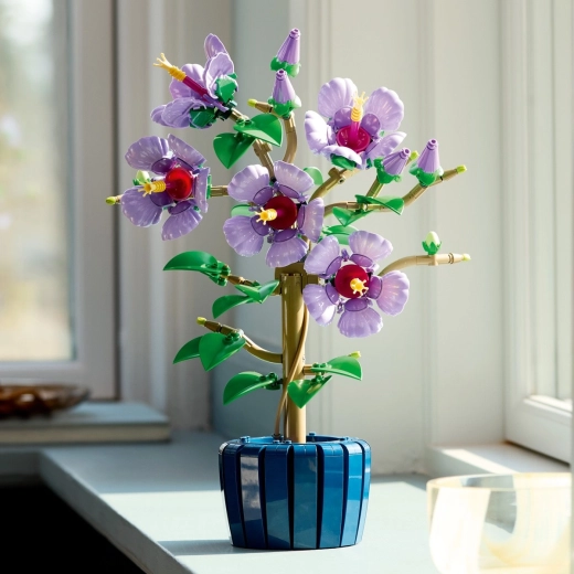 Modello ricco di fioriture e pieno di dettagli