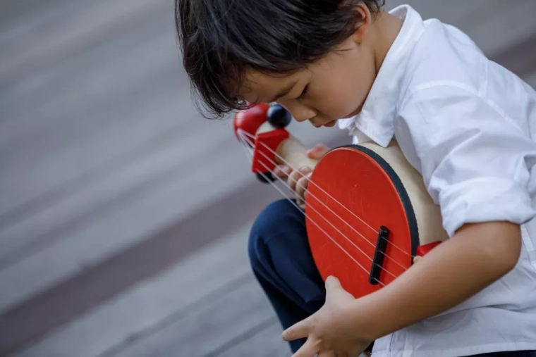 Suonare in modo realistico per piccoli musicisti