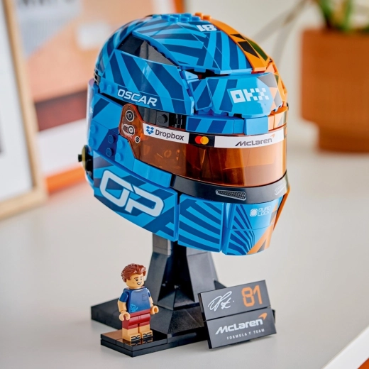 Supporto espositivo, targhetta e minifigure del pilota