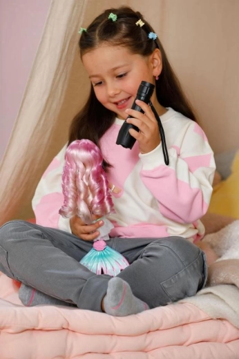 Magico effetto UV: i capelli cambiano colore al sole