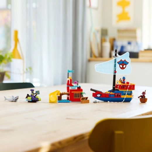 Nave pirata d’azione con sparatoria e ragnatela