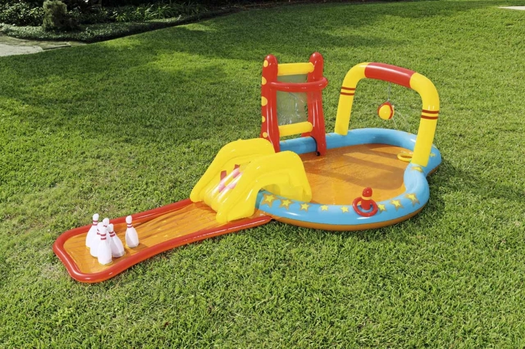 Divertimento in acqua e giochi in giardino