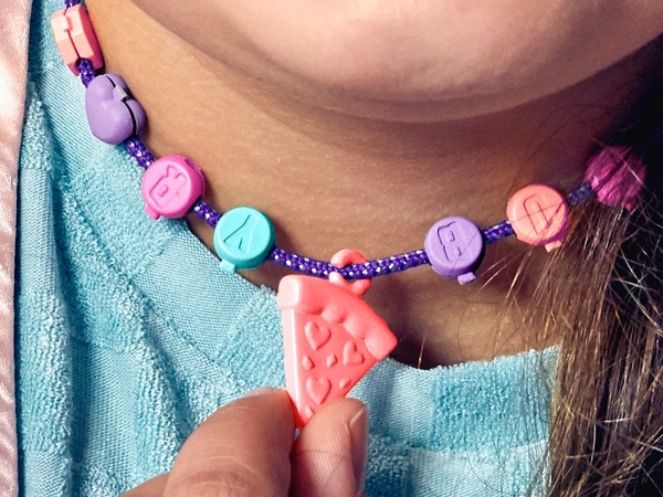 Styling, perline e ciondolo pizza