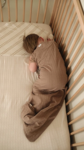 Sonno sicuro senza copertina scalciata via