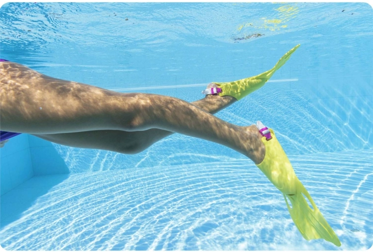 Nuoto più veloce con le pinne