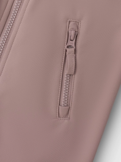 Dettagli pratici: tasche con zip e realizzazione studiata