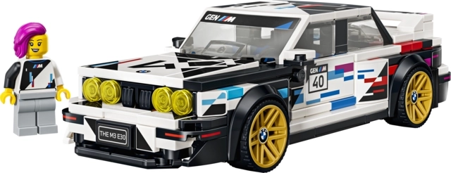 Aspetto autentico della BMW M3 (E30) con grafica motorsport