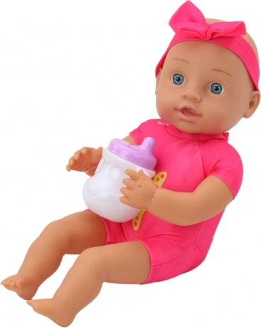 Tenera bambola in rosa