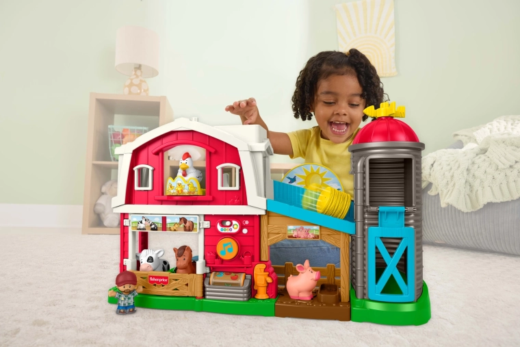 Fienile a due piani con silo e rampa