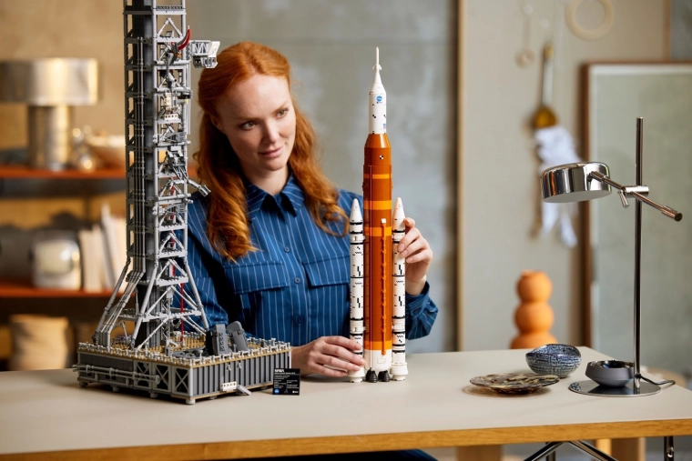 Razzo multistadio con booster rimovibili