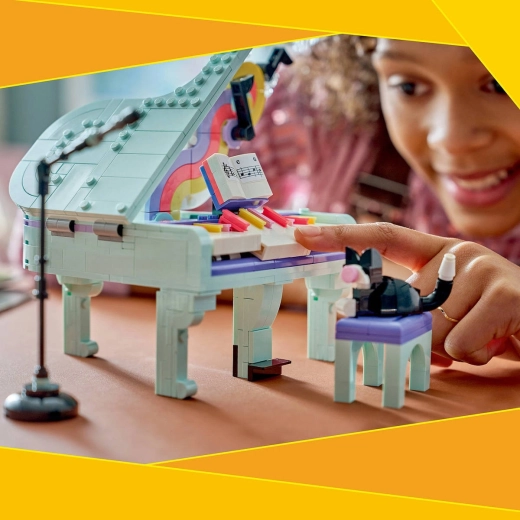 Un pianoforte ricco di dettagli curati