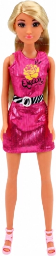 Elegante outfit rosa e lunghi capelli biondi