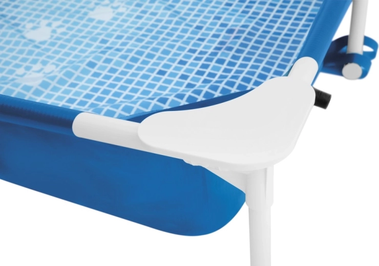 Superficie dell’acqua pulita con skimmer