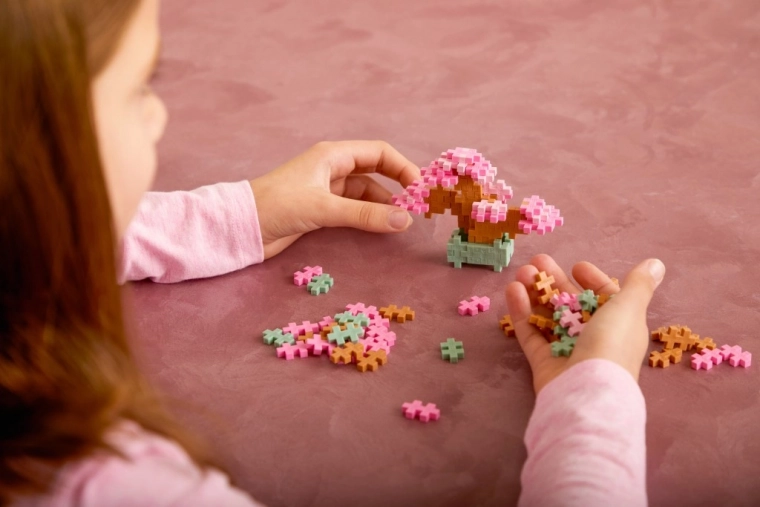 Bonsai fiorito con piccoli elementi
