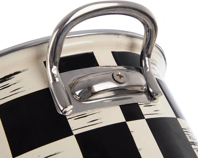 Comode maniglie in metallo e bordo in acciaio inox