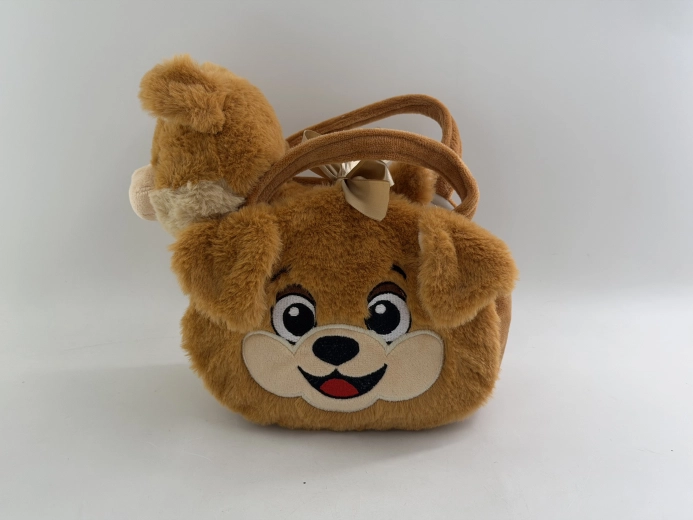 Cagnolino di peluche in una borsetta a forma di cagnolino