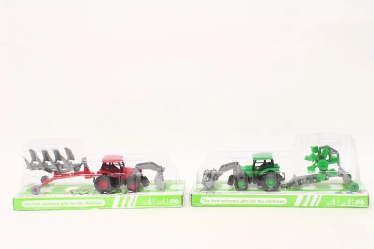 Trattore con attrezzo agricolo
