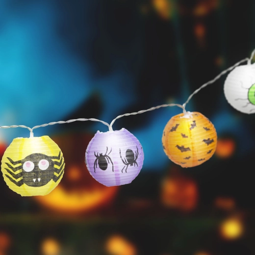 Catena luminosa di Halloween con lanterne a forma di zucca