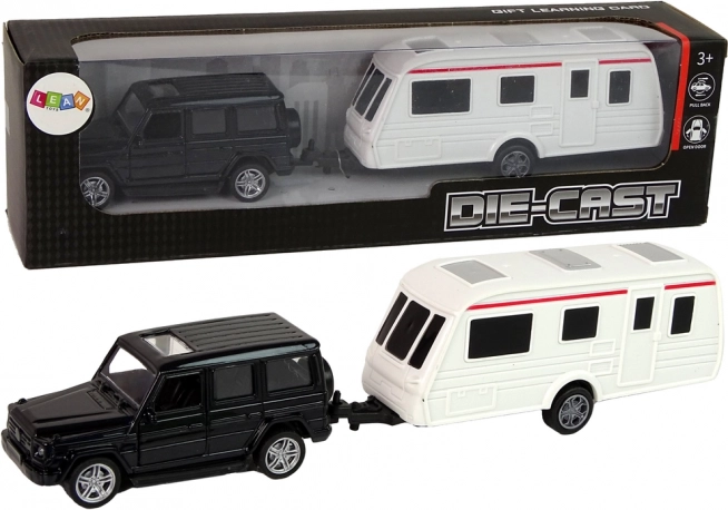 Modello SUV con rimorchio da campeggio