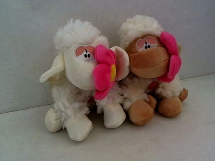 Pecorella di peluche con fiore e suono 18 cm