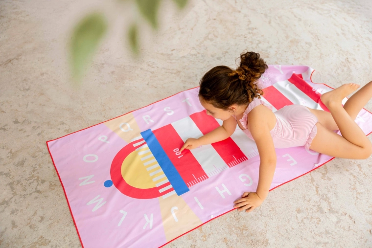 Quut asciugamano per bambini e tappetino da gioco faro rosso 140 × 70 cm