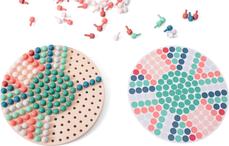 Mosaico in legno con piolini e schede