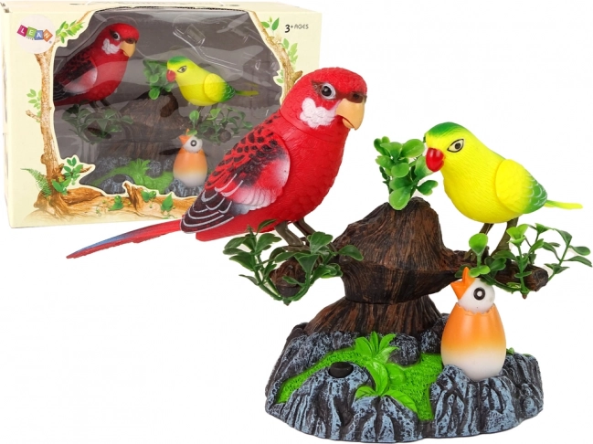 Pappagalli canori mobili sull'albero colorato