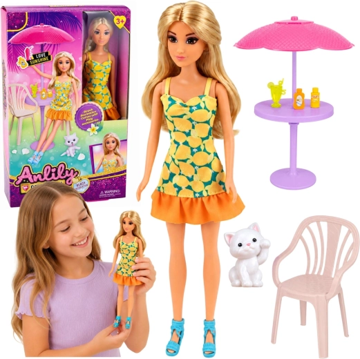 Bambola alla moda Anlily in abito giallo con mobili da giardino, ombrellone e gattina
