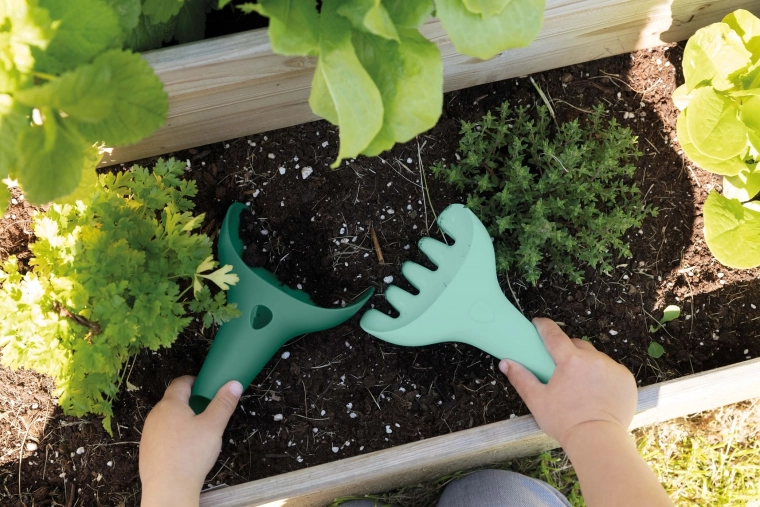 Set da giardino Quut per piccoli giardinieri con annaffiatoio, paletta, rastrellino e pallone verde