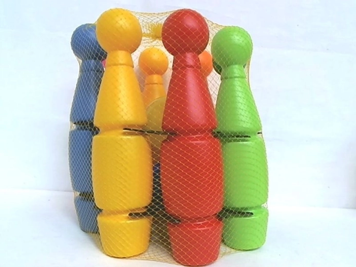 Piccoli birilli per bambini nel cestino